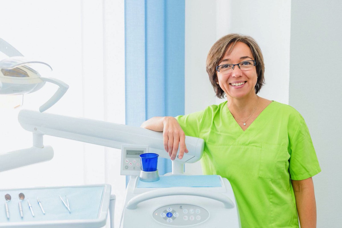 Zahnarztpraxis Senden, Dr. Elena Klein: Ihre Zahnärztin für moderne Zahnheilkunde. Ob Prophylaxe, Füllung oder Implantat: Wir sind das Team für Ihre Zähne!