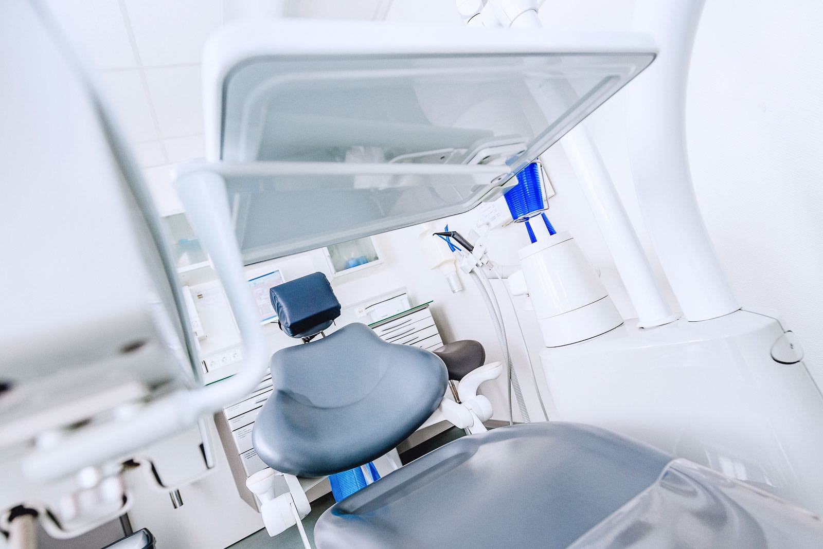 Zahnarztpraxis Senden, Dr. Elena Klein: Ihre Zahnärztin für moderne Zahnheilkunde. Ob Prophylaxe, Füllung oder Implantat: Wir sind das Team für Ihre Zähne!